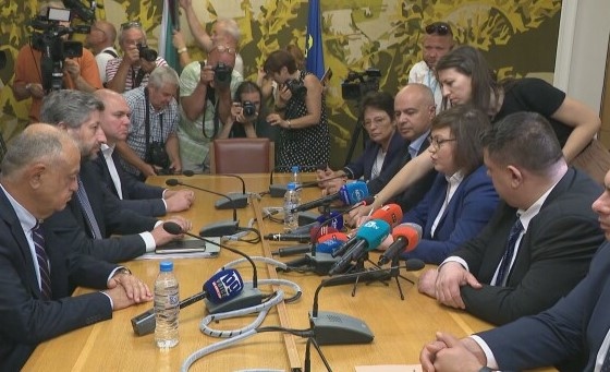 В сградата на Народното събрание БСП провежда разговори за съставяне на